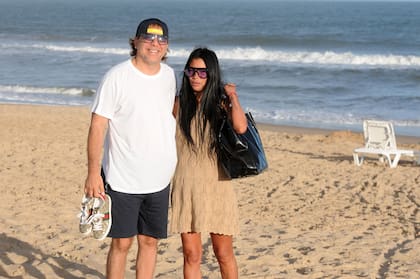 Cristian Castro y su novia disfruta con su novia de los encantos de las playas esteñas