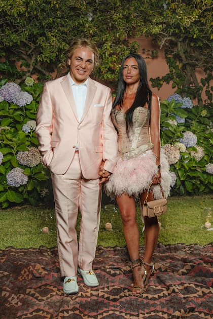 Cristian Castro y su novia, Mariela Sánchez, coordinaron sus outfits en tonos pastel.

