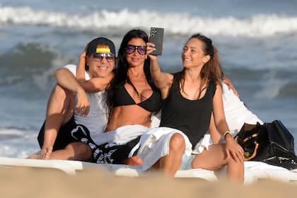 Cristian Castro y su novia, rodeados de amigos, a finales de enero en las playas de San Ignacio, en Punta del Este