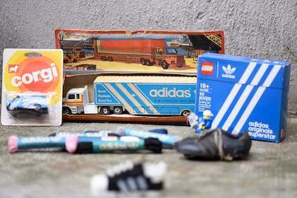 Cristian colecciona objetos, publicidades que recortaba de la revista El Gráfico, cordones especiales y todo tipo de “chiches”