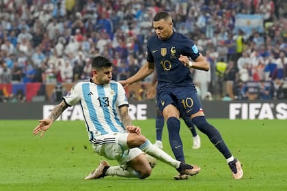 Cristian 'Cuti' Romero intercepta a Kylian Mbappe en la final del Mundial Qatar 2022