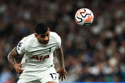 Cristian "Cuti" Romero, seguridad en la defensa de Tottenham, que se medirá con Newcastle por la Premier League.