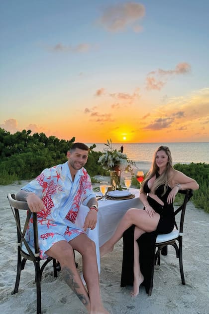 Cristian “Cuti” Romero y Karen Cavaller en una romántica comida con el atardecer como telón de fondo, en Turks and Caicos.