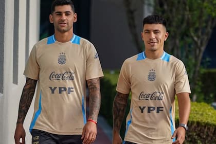 Cristian "Cuti" Romero y Lisandro Martínez, una dupla dentro y fuera de la cancha.