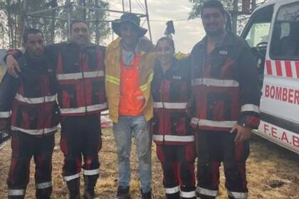 Cristian en Corrientes, junto con los bomberos a los que ayudó con su dron