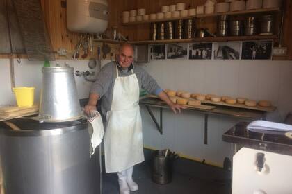 Cristian en la producción de quesos