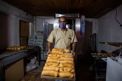 Cristian Espíndola es uno de los habitantes de Eva Perón que se reinventaron. Su almacén, desde mayo, también es panadería