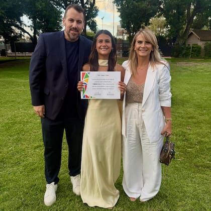 Cristian Fabbiani y Amalia Granata posaron juntos durante la graduación de su hija (Foto: Instagram @amaliagranata)