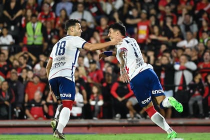 Cristian Ferreira celebra con el paraguayo Adam Bareiro, autor de los dos goles de San Lorenzo; el atacante anotó cinco de los siete goles del Ciclón en la Copa de la Liga