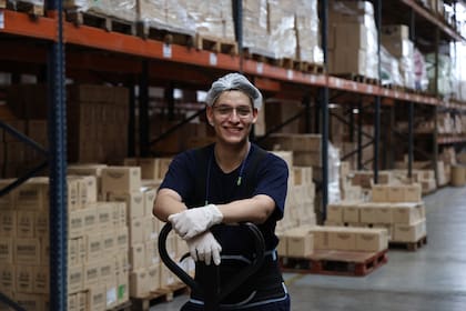 Cristian Gorosito empezó a trabajar hace un mes y con su primer sueldo le hizo un regalo a su mamá