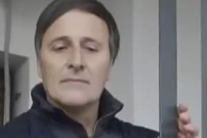 Cristian Graf en la puerta de su domicilio