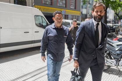 Cristian Javier Arbaje, detrás de uno de sus abogados, al llegar a los tribunales