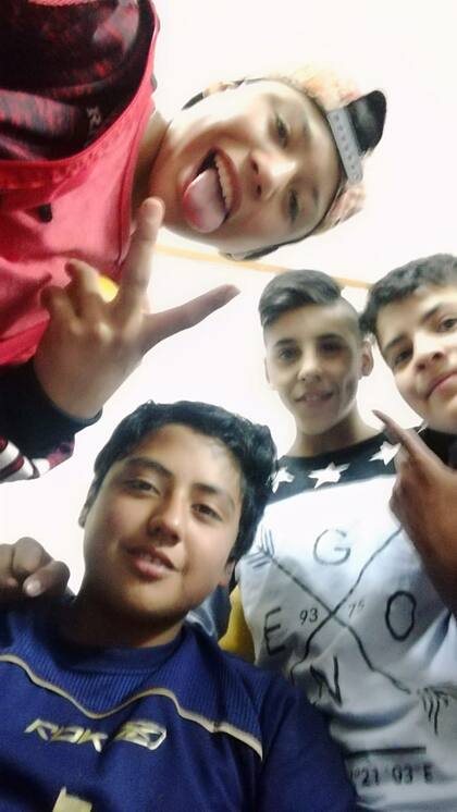 Cristian Jofré (con remera azul) tiene 16 años y sorprende con su creación escolar durante la cuarentena, en medio de las dificultades y carencias propias del desierto lavallino. Su sueño es dedicarse a la música.