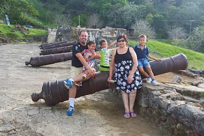 En Portobelo. Cristian, junto a sus dos hijos y su madre, que lo visitó por primera vez luego de 11 años.