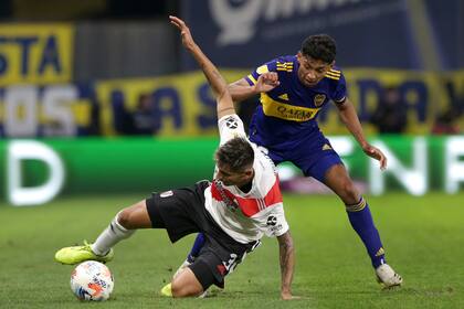 Cristian Medina ante Fabricio Angileri en un Boca vs. River por la Liga Profesional 2021