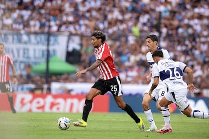 Cristian Medina, atacando con la pelota al pie en el clásico ante Gimnasia; es otra de las figuras de Estudiantes que emigra para Brasil