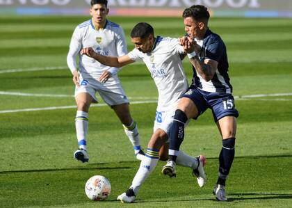 Cristian Medina, mediocampista de Boca, aguanta la marca de Enzo Díaz, de Talleres