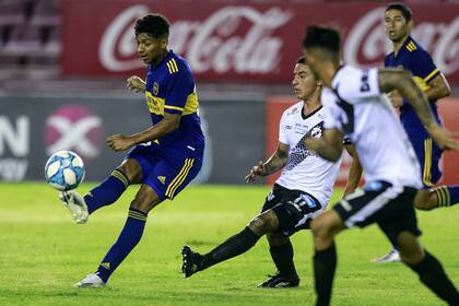 Cristian Medina, uno de los juveniles de Boca que eligió Russo para el debut por la Copa Argentina; ninguno de los chicos rindió.