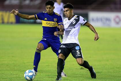 Cristian Medina vs. Claypole; el juvenil de Boca se ganó la confianza de Russo para un momento difícil de Boca. Fotobaires