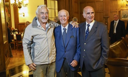 Cristián Miguens, Carlos Fontán Balestra y José María Fernández Miranda, en la comida por el 60 aniversario de la hazaña de CUBA, que salió campeón de rugby en sus seis divisiones