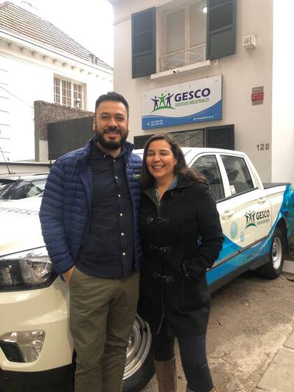 Cristian Muñoz, gerente de Operaciones, y Fernanda Hasper.