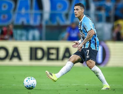 Cristian Pavón, con la número 7 pero jugando como lateral derecho ahora en Gremio de Porto Alegre