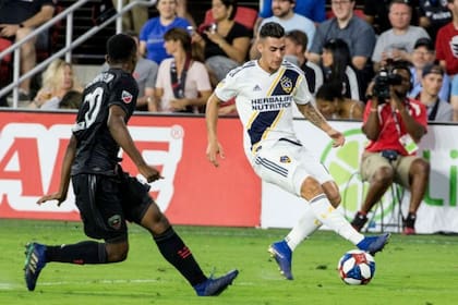 Pavón tuvo un buen paso por Los Angeles Galaxy, que quiso comprarlo a cambio de 10.000.000 de dólares en bruto, pero una acusación judicial le impide salir del país.