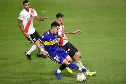 Cristian Pavón y Fabricio Angileri: uno de los duelos más atractivos de la noche (Photo by Marcelo Endelli/Getty Images)