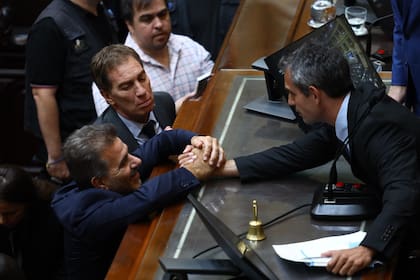Cristian Ritondo felicita a Martín Menem tras la aprobación en general del proyecto de ley bases