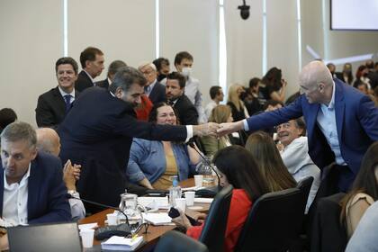 Cristian Ritondo y José Luis Espert se saludan en la Cámara de Diputados