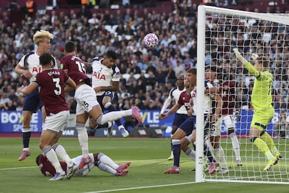 Cristian Romero cabecea al gol en el primer tiempo, pero el grito se verá frustrado por la falta de un compañero; el capitán de Tottenham fue clave en la goleada ante West Ham por la Premier League