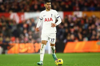 Cristian Romero, con la cabeza levantada, en el triunfo frente a Nottingham Forest