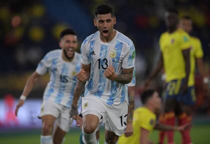 Cristian Romero festeja el primer gol de Argentina frente a Colombia por las eliminatorias de la Copa del Mundo Catar 2022.