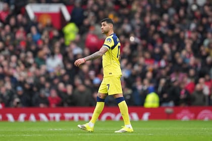 Cristian Romero fue expulsado a los 29 minutos del primer tiempo en la derrota de Tottenham como visitante ante Manchester United en Old Trafford