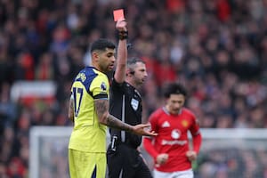 Cuti Romero, en el ojo de la tormenta: lo echaron por un planchazo, su equipo perdió y su futuro está en duda