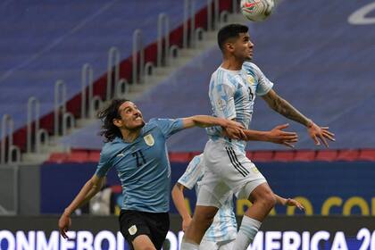 Cristian Romero le gana de arriba a Edinson Cavani; el central argentino se impone con el juego aéreo en las dos áreas