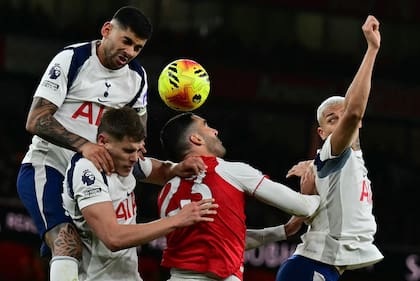 Cristian Romero lidió contra el duro vértigo de Arsenal, pero pocas soluciones pudo aportarle a su equipo, que se fue del Emirates Stadium goleado con una noche excepcional de Ebeerechi Eze.