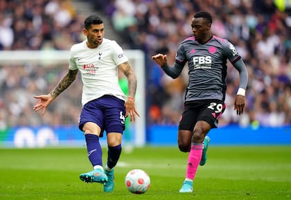 Cristian Romero marcando a Patson Daka durante un duelo en la Premier League