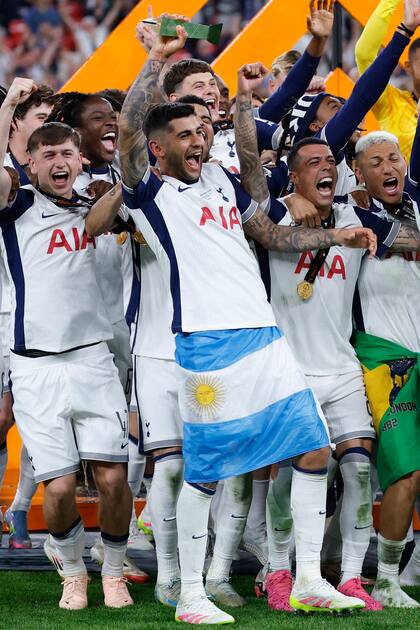 Cristian Romero y la bandera argentina, durante la celebración del título obtenido por Tottenham en Bilbao