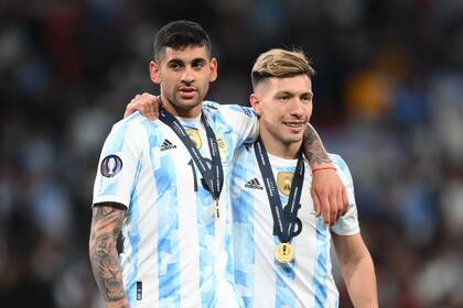 Cristian Romero y Lisandro Martínez en el estadio de Wembley, tras la victoria en la Finalísima con Italia; fueron compañeros en la Sub 20 en 2017 y ahora se estrenarán en la Selección Mayor en Qatar 2022