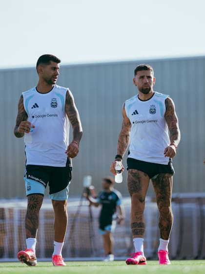 Cristian Romero ya se muestra recuperado del esguince en la rodilla derecha y trabajó con normalidad en el primer entrenamiento en Estados Unidos