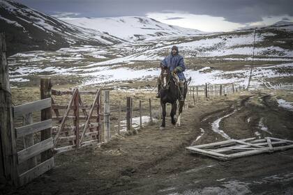 Cristian Salguero, como el joven peón que viene a reemplazar al capataz veterano