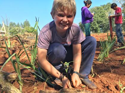 Cristian Siqueira, alumno de 6º, en una clase de huerta