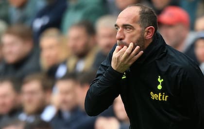 Cristian Stellini, ex entrenador de Tottenham, despedido el último fin de semana tras la derrota por 6 a 1 contra Newcastle