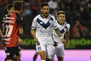 Cristian Tarragona (19), festeja su gol con Almada, el segundo de Vélez ante Newell's, en Rosario