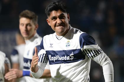 Cristian Tarragona sufrió una grave lesión; detrás, Soldano, el lógico reemplazante