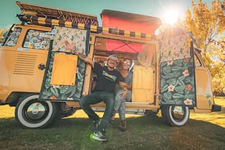 Son argentinos, viven hace un año y medio en una combi y quieren llegar a Estados Unidos