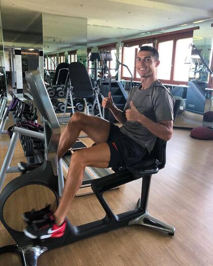 Cristiano Ronaldo, en la bicicleta fija de lujo que tiene en su gimnasio en Turín