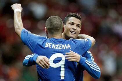 Cristiano abraza a Benzema; entre ellos marcaron 5 de los 6 goles de Real Madrid