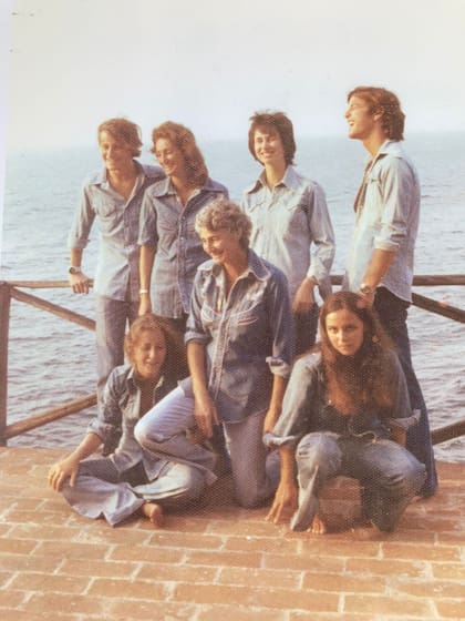 Cristiano (arriba a la izquierda) junto a sus cinco hermanos y su madre durante una producción de fotos